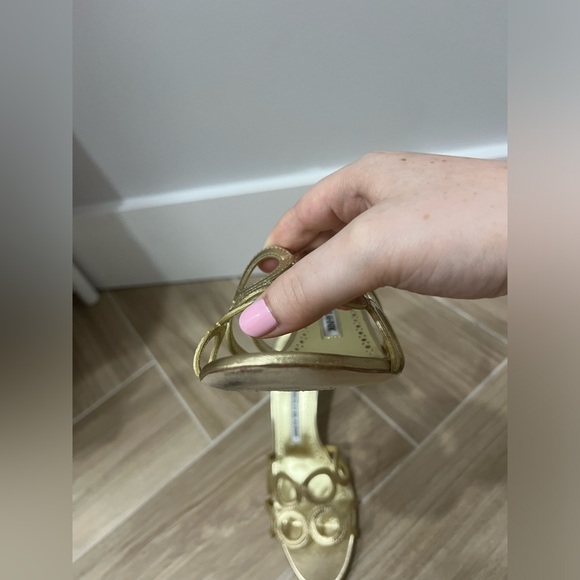 Manolo Blahnik Barimu Gold Metallic Mules - Picture 9 of 11